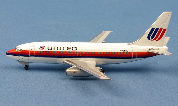 Boeing 737-200 United Airlines N9068U  AC411062