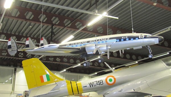 Lockheed L1049 Super Constellation KLM hangend in shop, vertoont haarscheuren