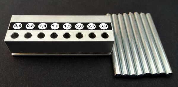 Punch and Die set Med . 8 round sizes MN036