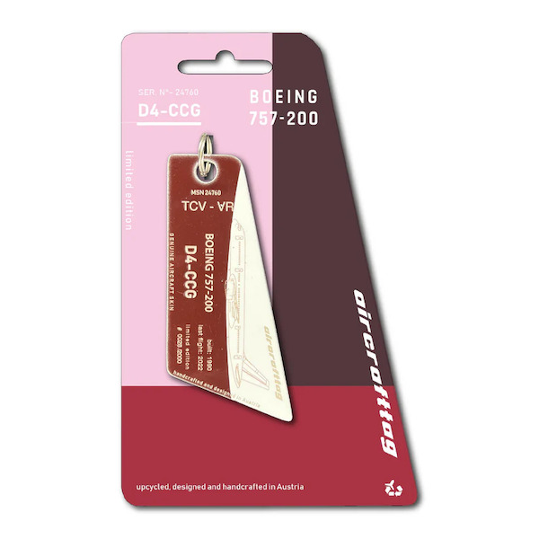 Keychain made of: Boeing B757 - Cabo Verde Airlines - D4-CCG coffee/white D4-CCG C/W