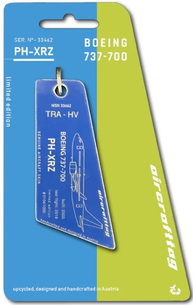 Keychain made of: Boeing 737 Transavia PH-XRZ dark blue PH-XRZ-DB