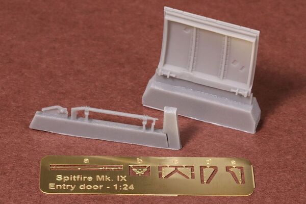 Spitfire Mk.IX entrance door (NEW Airfix)  buc-24029