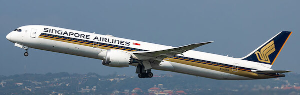 Boeing 787-10 Dreamliner Singapore Airlines 9V-SDA detachable gear AV4393