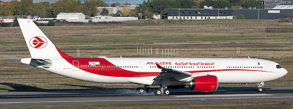 Airbus A330-941 Air Algérie 7T-VJD detachable gear  AV4414