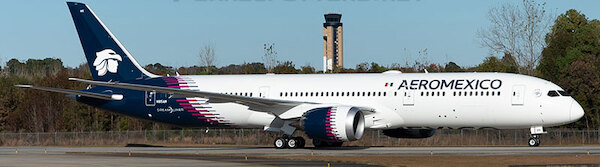 Boeing 787-9 Dreamliner Aeroméxico N815AM detachable gear  AV4419