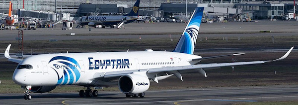 Airbus A350-941 Egyptair SU-GGE detachable gear AV4432