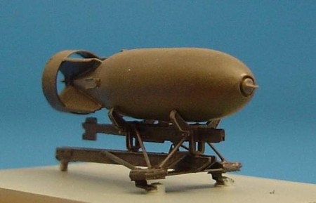 British 500LB Bomb with Bomb Rack (2)  BRL48003