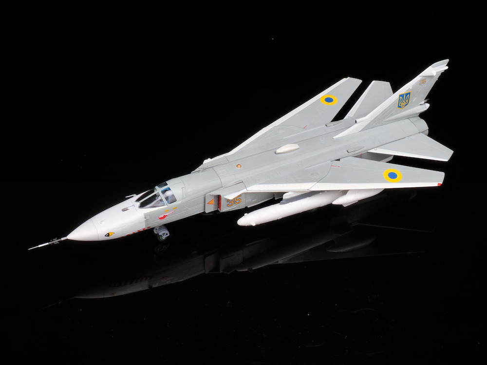 新品 CA722410 1/72 SU-24MR 空軍 35 イエロー Calibre Wings CA722410 Sukhoi SU-24MR Ukrainian Air Force 35 Yell