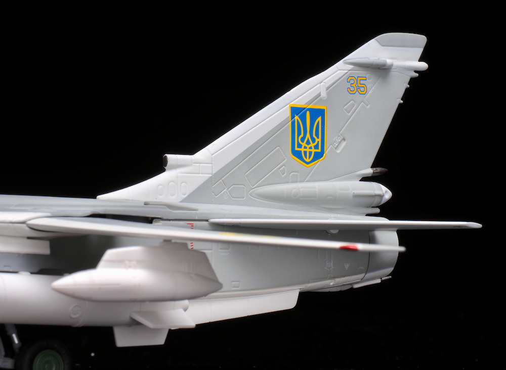 Calibre Wings CA722410 Sukhoi SU-24MR Ukrainian Air Force 35 Yell