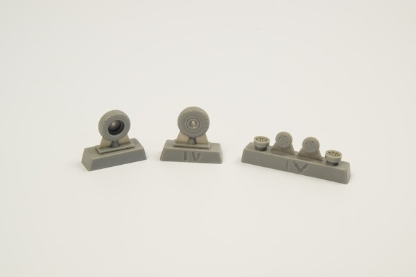P40 Warhawk Wheels, Diamond and hole tread (Special Hobby and others) CMK-Q72298