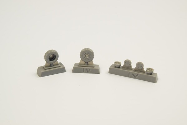 P40 Warhawk Wheels, Diamond and hole tread (Special Hobby and others)  CMK-Q72298