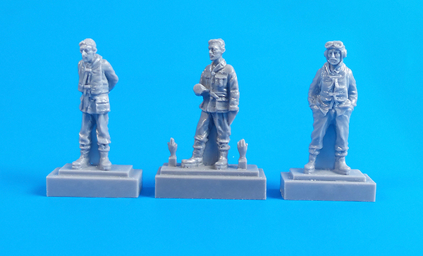 Barracuda crew members - standing (3 figures)  F72326