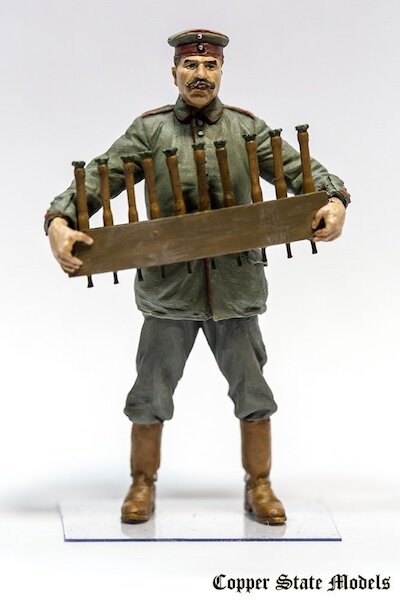German Aerodrome personel with grenade Crate F32-004