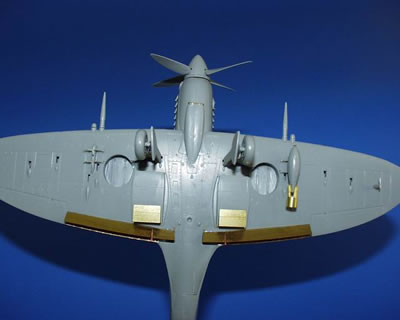 Detailset Supermarine Spitfire MKIX Flaps (Hasegawa) E48-388