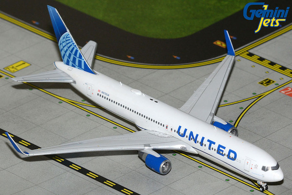 Boeing 767-300ER United Airlines N670UA  GJUAL2227