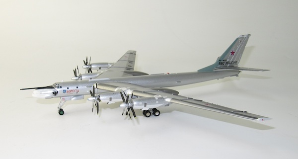 Tupolev TU95MS Russian Air Force 184th Reg. Engels Vorkuta RF-94127 / 11 Red 571579