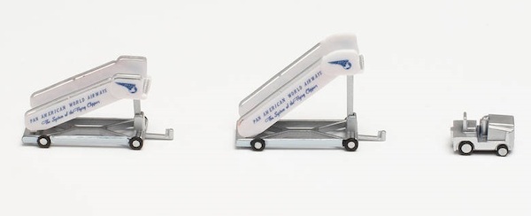 Airport Accessories Historic Stairs (2 st.) + tractor (1 st.) Pan American 571906