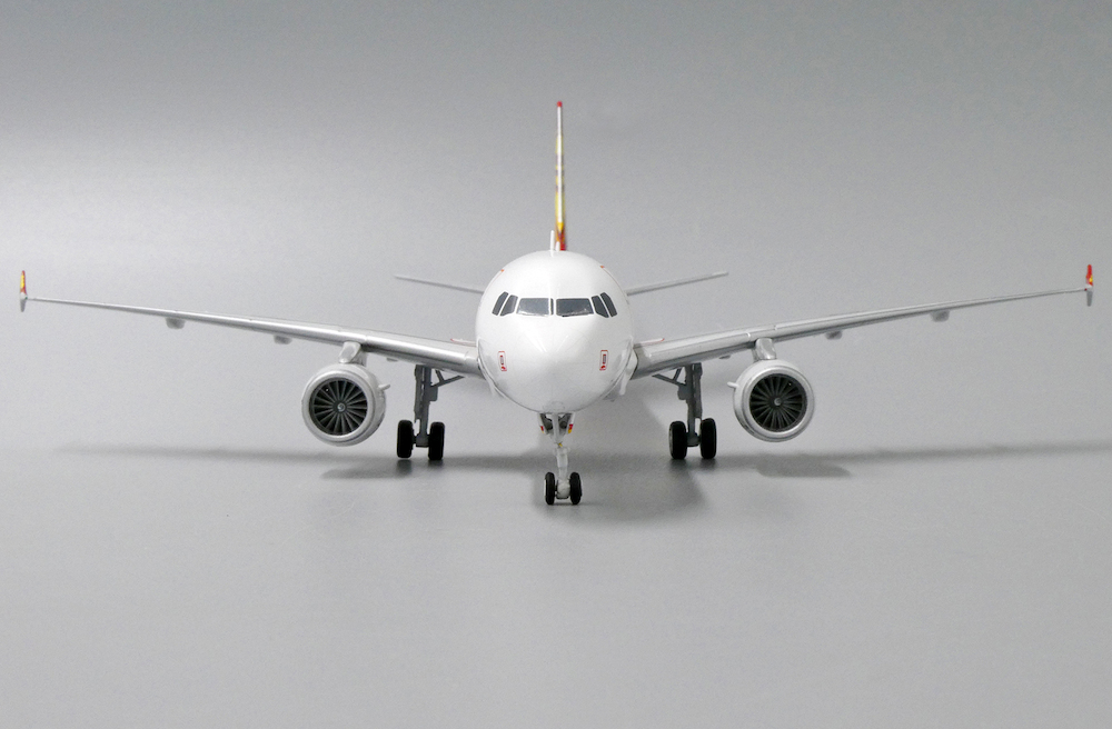 Set of 2” 1:200 OK Air B737-800 & Jet Bridge JC Wings XX2080