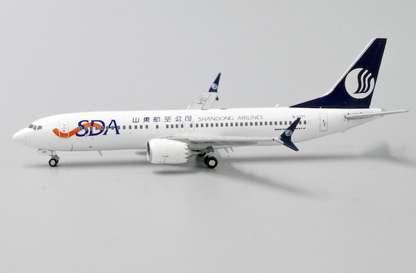 Boeing 737 MAX 8 Shangdong Airlines B-1271 With Stand LH4110