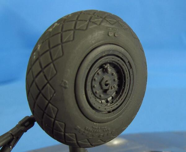 B17 Flying Fortress Wheel with Covers (Revell/Monogram)  MDR4865