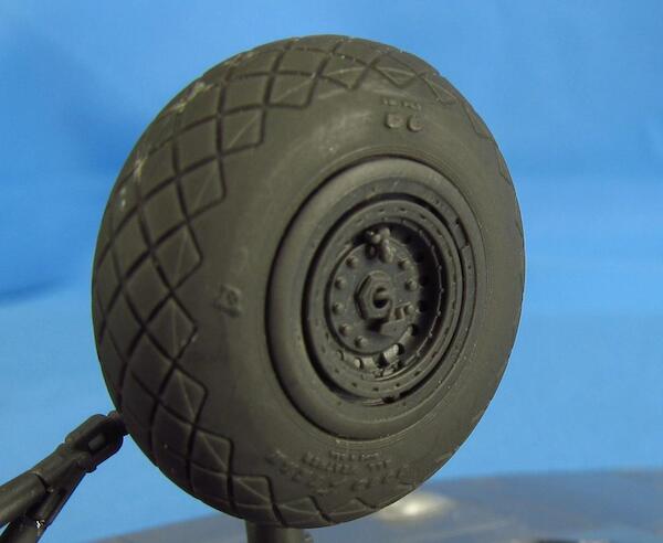 B17 Flying Fortress Wheel with Covers (Revell/Monogram) MDR4865