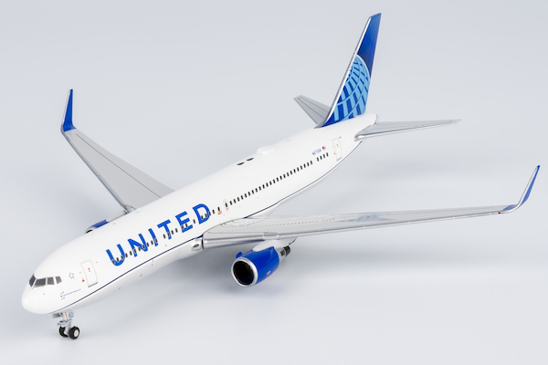 Boeing 767-300ER United Airlines N673UA 17003