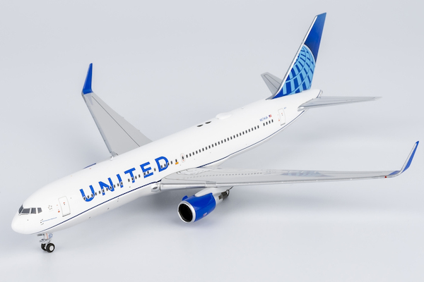 Boeing 767-300ER United Airlines N674UA  17006