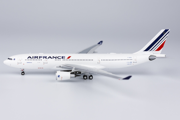 Airbus A330-200 Air France F-GZCL "Chenonceaux" 61057