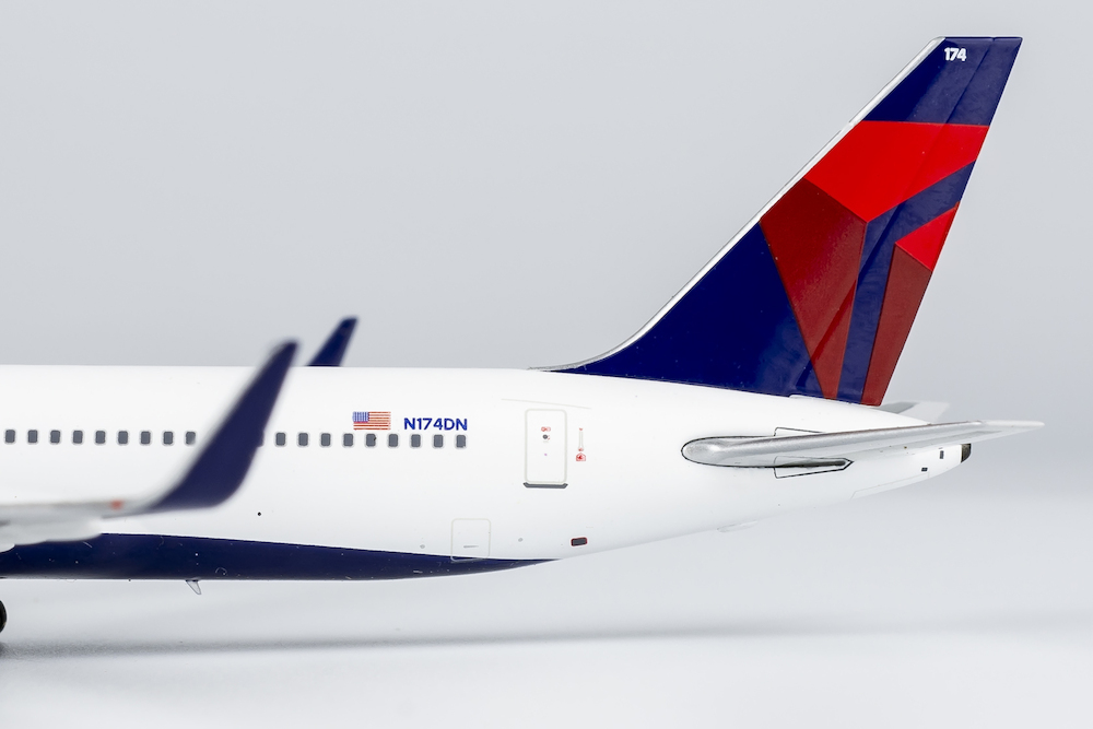NG Models 6971898170011 Boeing 767-300ER Delta Air Lines N174DN P