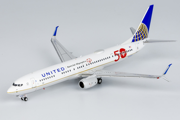 Boeing 737-900ER United Airlines Special Olympics N66837  79015