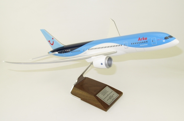 Boeing 787-8 Dreamliner Arke PH-TFM with '# driemliner' PM0137