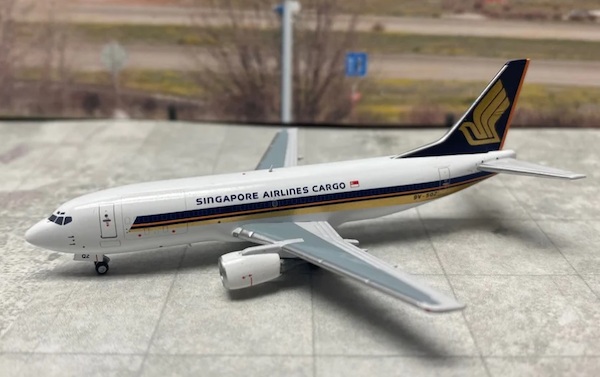 Boeing 737-300QC Singapore Airlines Cargo 9V-SQZ 202203