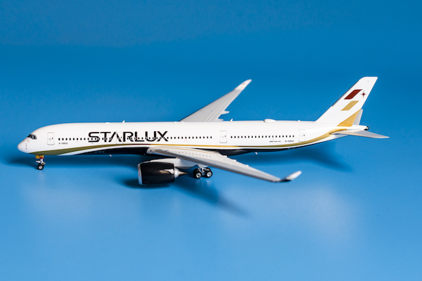 Airbus A350-900 Starlux B-58501  04414
