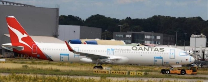 Modellino Aereo 1:400 PandaModel 62451 - Qantas Airways A321neo VH-OGA Con Trattore