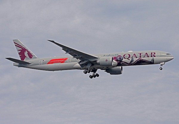 Boeing 777-300ER Qatar Formula 1 04560