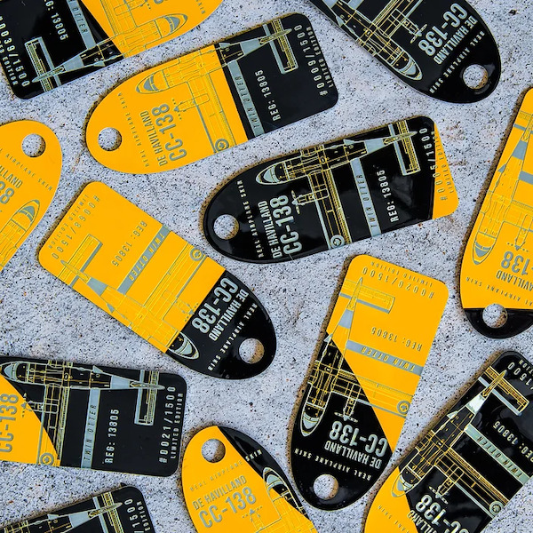 Keychain made of real aircraft skin: DeHavilland CC-138 Twin Otter 13805 (Yellow Black) 13805 YEL/BL