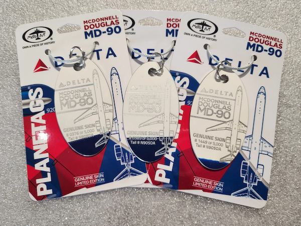 Keychain made of: McDonnell Douglas MD-90 Delta Airlines N905DA White/Blue DL MD-90 W/BL