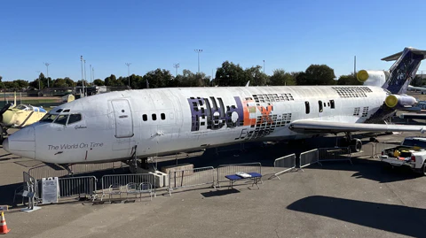 Keychain made of: Boeing 727 FedEx N466FE (Purple)  N466FE-P