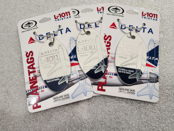 Keychain made of: Lockheed L1011 Tristar Delta Air Lines N786DL Blue/White N786DL BL-WH