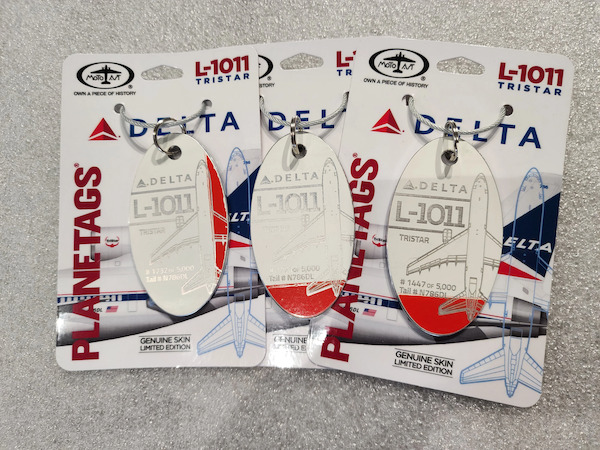 Keychain made of real aircraft skin: Lockheed L1011 Tristar Delta Air Lines N786DL White/Red  N786DL W/RED