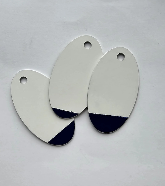 Keychain made of: Delta Airlines Boeing 717-23S N987DN White/Blue  N987DN W-B