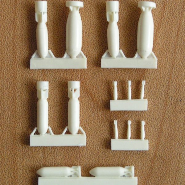 RAF WWII weapons set part 1 (bombs. 25lb, 250lb, 500lb, 50lbMC, 1000lbMC x 2 each) W7263
