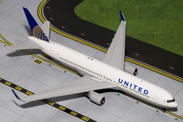 B767-300 (United) w/w N674UA G2UAL391