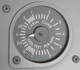 B737 Cabin climb gauge with servo motors. GAUOVH4