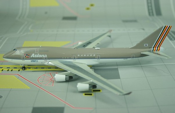 B747-400 (Asiana) HL7418 10739