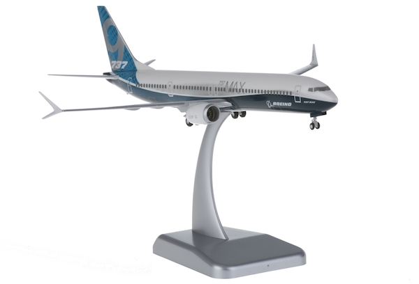 B737-9MAX (Boeing House Colors) Snap fit with stand and gears HG10871