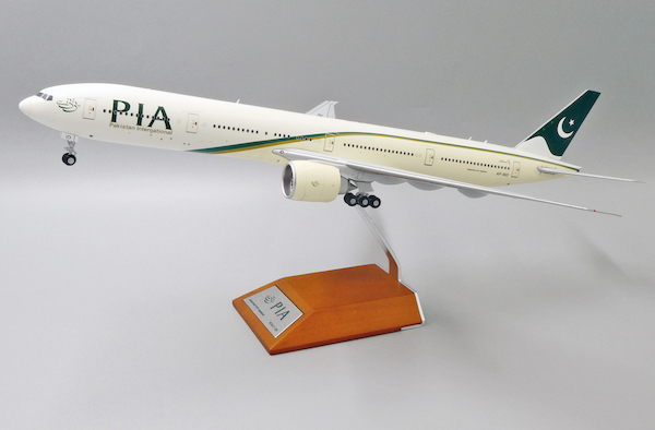 Boeing 777-300ER Pakistan International Airlines AP-BID With Stand LH2039
