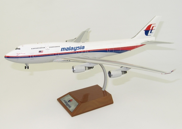 B747-400 (Malaysia Airlines) 9M-MHL With Stand 28 models IF744MH01