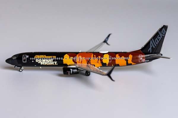 Boeing 737-900ER Alaska Airlines UNCF - Education Change the World N492AS 79003