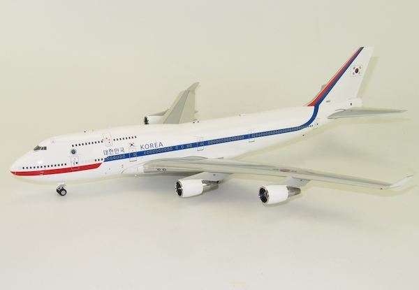 B747-400 (South Korea Air Force) 10001 With Stand IF7441016